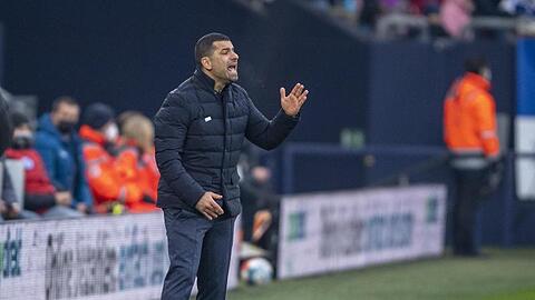 Schalkes Trainer Dimitrios Grammozis gibt Anweisungen.