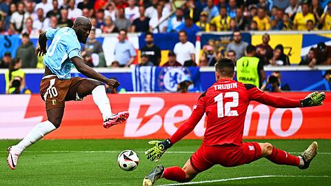 Belgiens Romelu Lukaku (l) vergab die beste Chance der ersten Halbzeit.
