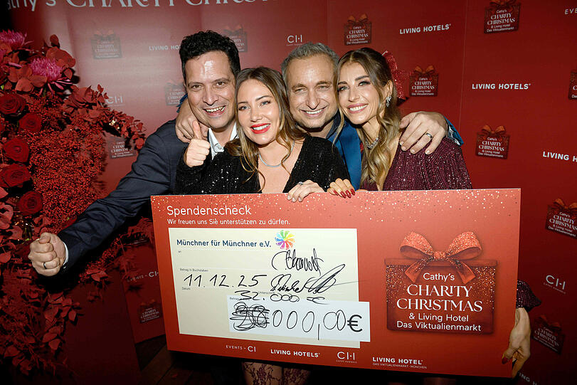 Daniel Döscher, Nina Anhan, Max Schlereth und Cathy Hummels mit dem Spendenscheck über 32.000 Euro