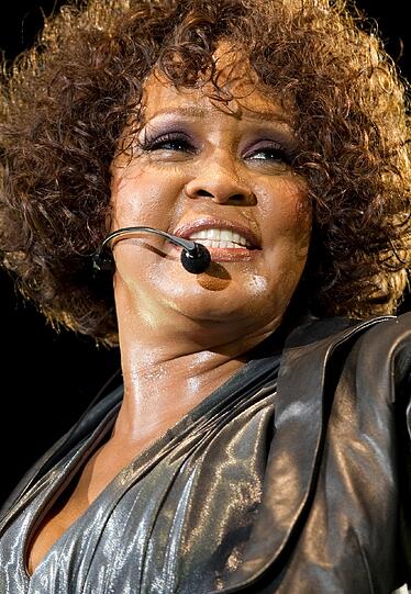...geriet sie häufig in die Medien wegen ihrer Drogeneskapaden. Bei einem Konzert 2009 verließen zahlreiche Besucher ihr Konzert, weil ihre Stimme mehrfach versagte. Die Fans waren bitter enttäuscht und es hagelte Kritik.
