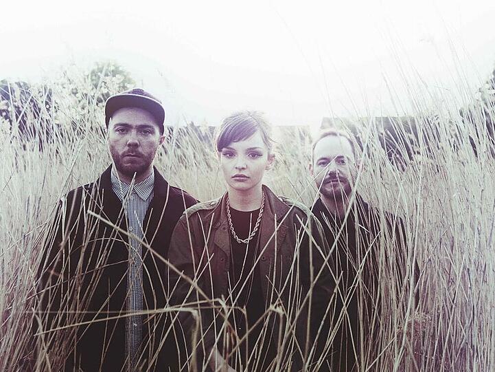 Martin Doherty (li.), Lauren Mayberry und Iain Cook feiern als Chvrches Erfolge