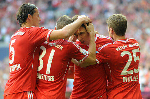 Im Zentrum der Jubeltraube befindet sich der beste Spieler der Partie: Mario Mandzukic.