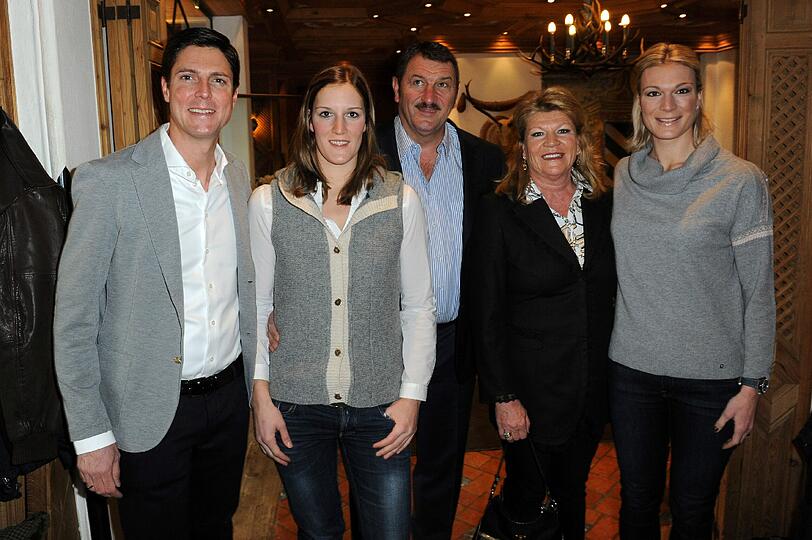 Maria Höfl-Riesch (r) und Ehemann Marcus Höfl (l) mit ihren Eltern Vater Siegfried und Mutter Monika (Mitte) und Schwester Susanne (2.v.l).