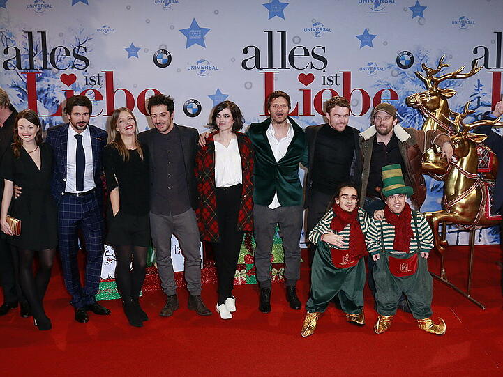 Der Cast von "Alles ist Liebe", von links: Julia Hartmann, Tom Beck, Heike Makatsch, Fahri Yardim, Nora Tschirner, Markus Goller, Friedrich Mücke, Christian Ulmen
