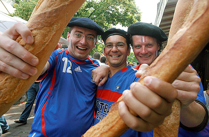 Frankreich: Mais oui! Gastgeber Frankreich bedient das Baguette-Klischee.