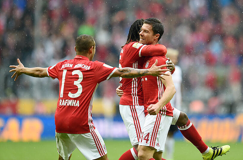 Renato Sanches (Mitte): Note 5. Der Portugiese mit seinem Heimdebüt in der Bundesliga. Der Teenie (19) mit den Rasta-Locken hat noch eine zu große Streuung in seinen Aktionen, viele Fehlpässe im Programm, mangelnde Abstimmung mit den neuen Kollegen. Etwas unwirsch und unsicher. Noch. Versuchte nach vorne Druck zu machen, lief sich aber (zu) oft fest.