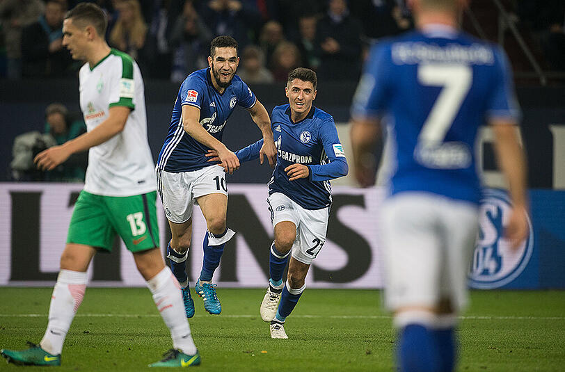 Die Schalker Alessandro Schöpf (Mitte) und Nabil Bentaleb jubeln über das 1:0. Links der Bremer Milos Veljkovic.
