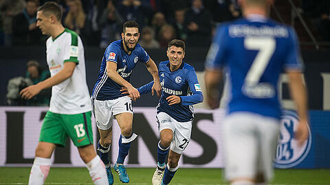Die Schalker Alessandro Schöpf (Mitte) und Nabil Bentaleb jubeln über das 1:0. Links der Bremer Milos Veljkovic.