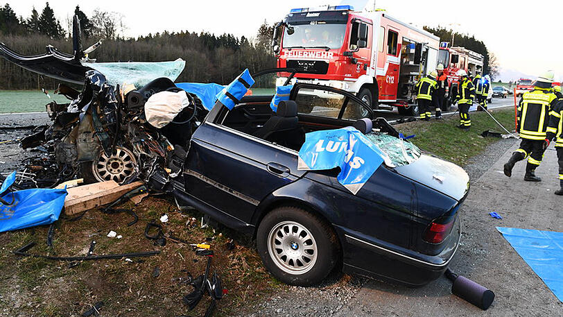 Schwerer Unfall bei Traunstein - zwei Personen schwer verletzt.