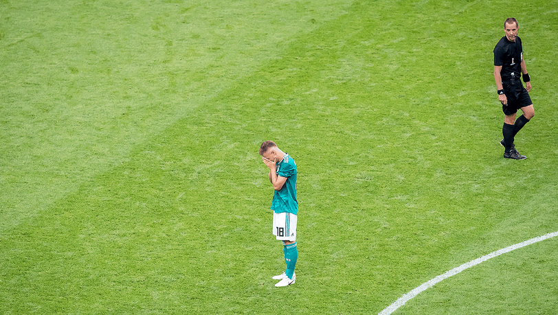 Bitterlich: Nach dem Vorrunden-Aus bei der WM 2018 weint Joshua Kimmich noch auf dem Platz.