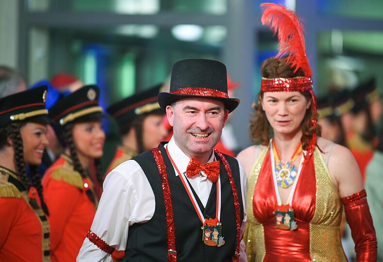 Hubert Aiwanger (Freie Wähler), der bayerische Staatsminister für Wirtschaft, Landesentwicklung und Energie und stellvertretende bayerische Ministerpräsident, mit seiner Lebensgefährtin Tanja Schweiger (Freie Wähler).
