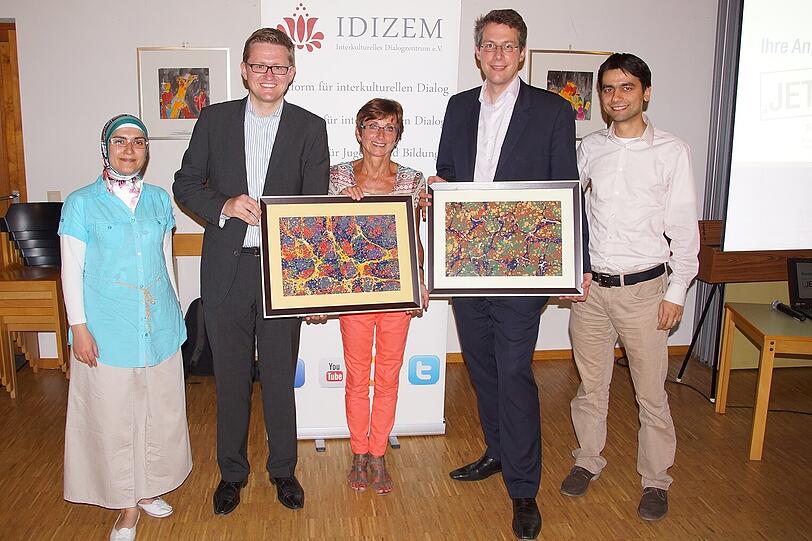 Freuten sich gemeinsam über einen gelungenen internationalen Bürgerdialog (v. l.): Meryem Celik (IDIZEM), CSU-Bundestagskandidat Wolfgang Stefinger, Bezirkstagsvizepräsidentin Friederike Steinberger, Landtagsabgeordneter Markus Blume und Mehmed Celik (IDIZEM).