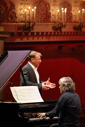 Der Bassist Günther Groissböck mit dem Pianisten Gerold Huber beim Montagskonzert im leeren Nationaltheater.