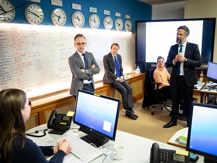 Außenminister Heiko Maas bei einem Besuch des Krisenreaktionszentrums im Auswärtigen Amt im März. Hier wurde die Rückholaktion deutscher Staatsbürger aus dem Ausland organisiert.