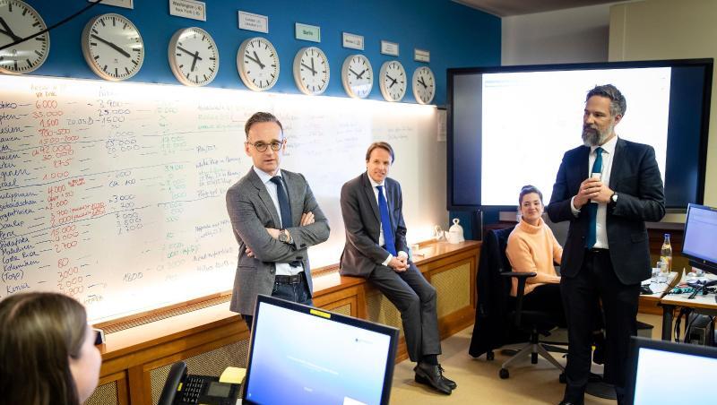Außenminister Heiko Maas bei einem Besuch des Krisenreaktionszentrums im Auswärtigen Amt im März. Hier wurde die Rückholaktion deutscher Staatsbürger aus dem Ausland organisiert. Außenminister Heiko Maas bei einem Besuch des Krisenreaktionszentrums im Auswärtigen Amt im März. Hier wurde die Rückholaktion deutscher Staatsbürger aus dem Ausland organisiert.