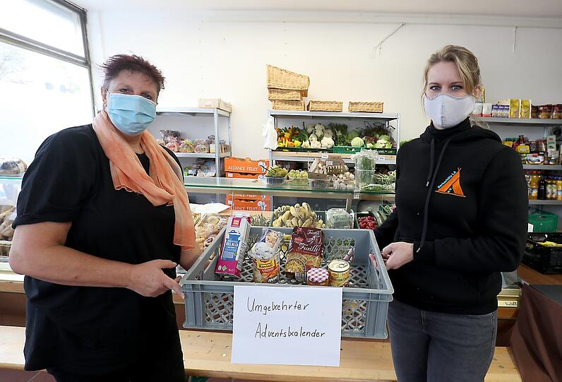 Astrid Kindsmüller (l.) und Katja Weinberger von der Berberhilfe mit einem halb gefüllten umgekehrten Adventskalender.