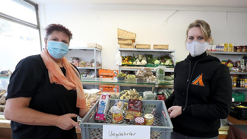 Astrid Kindsmüller (l.) und Katja Weinberger von der Berberhilfe mit einem halb gefüllten umgekehrten Adventskalender. Astrid Kindsmüller (l.) und Katja Weinberger von der Berberhilfe mit einem halb gefüllten umgekehrten Adventskalender.