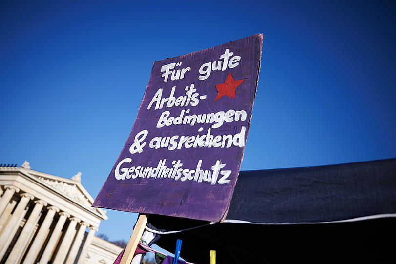 Blick auf einen Stand während der Verdi-Kundgebung auf dem Königsplatz.