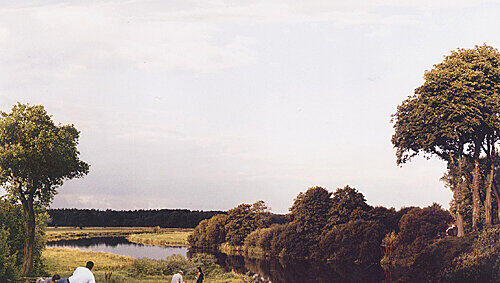 Landschafts-Idylle und Beton-Wüste – montiert aus Dutzenden Schnipseln: Fotos von Beate Gütschow aus der Nürnberger Schau. Landschafts-Idylle und Beton-Wüste – montiert aus Dutzenden Schnipseln: Fotos von Beate Gütschow aus der Nürnberger Schau.