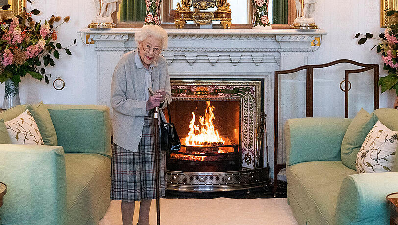 Ein Bild vom vergangenen Dienstag: Queen Elizabeth II. wartet im Drawing Room von Balmoral auf Liz Truss, um sie dazu einzuladen Premierministerin von Großbritannien zu werden und eine neue Regierung zu bilden. Ein Bild vom vergangenen Dienstag: Queen Elizabeth II. wartet im Drawing Room von Balmoral auf Liz Truss, um sie dazu einzuladen Premierministerin von Großbritannien zu werden und eine neue Regierung zu bilden.
