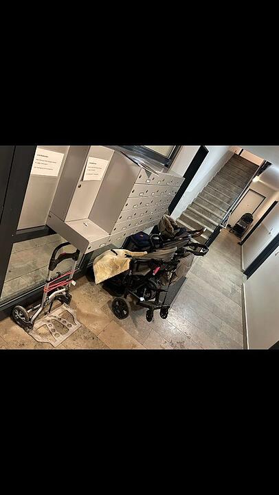 Kinderwagen und Schilder, die Besserung für den kaputten Lift geloben: Der Eingang zu Hugo Bachmaiers Wohnhaus. Kinderwagen und Schilder, die Besserung für den kaputten Lift geloben: Der Eingang zu Hugo Bachmaiers Wohnhaus.