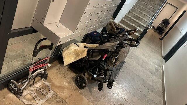Kinderwagen und Schilder, die Besserung für den kaputten Lift geloben: Der Eingang zu Hugo Bachmaiers Wohnhaus. Kinderwagen und Schilder, die Besserung für den kaputten Lift geloben: Der Eingang zu Hugo Bachmaiers Wohnhaus.