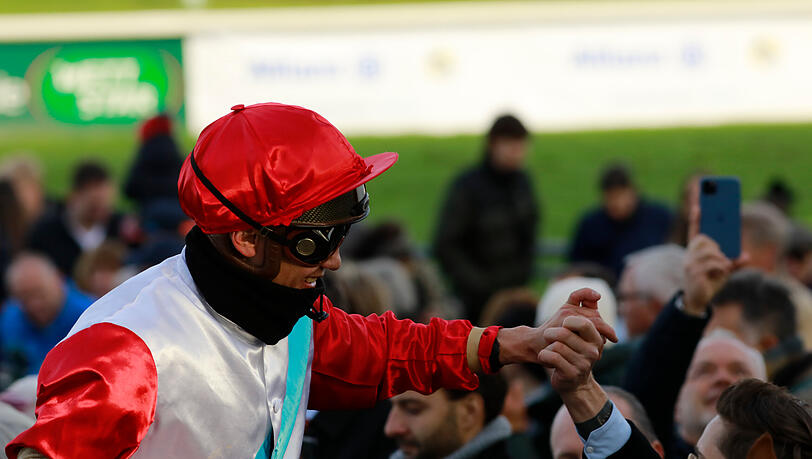 Jockey Bauyrzhan Murzabayev siegt mit Hengst Tünnes beim Großen Allianz Preis von 2022. Jockey Bauyrzhan Murzabayev siegt mit Hengst Tünnes beim Großen Allianz Preis von 2022.