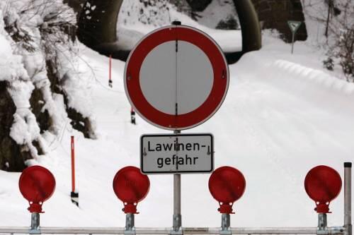 In den bayerischen Alpen herrscht akute Lawinengefahr - doch die meisten Pisten und Loipen sind wieder offen.