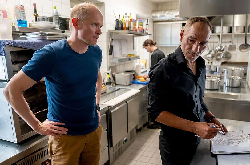 Ermittler Jan Kawig (Bernhard Conrad, links) befragt seinen Stamm-Italiener Giovanni Rossi (Raschid Daniel Sidgi). Wei&szlig; er etwas &uuml;ber die ermordeten Landsleute und Co-Gastronomen?