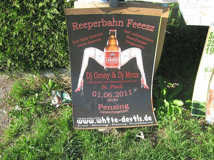 Das umstrittene Plakat: Was in Geltendorf noch hängen darf, ist in Penzing längst abgehängt.
