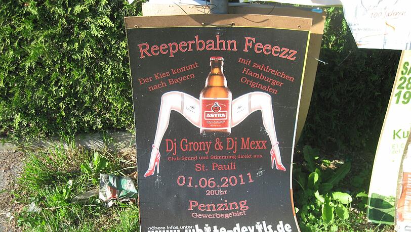 Das umstrittene Plakat: Was in Geltendorf noch hängen darf, ist in Penzing längst abgehängt. Das umstrittene Plakat: Was in Geltendorf noch hängen darf, ist in Penzing längst abgehängt.