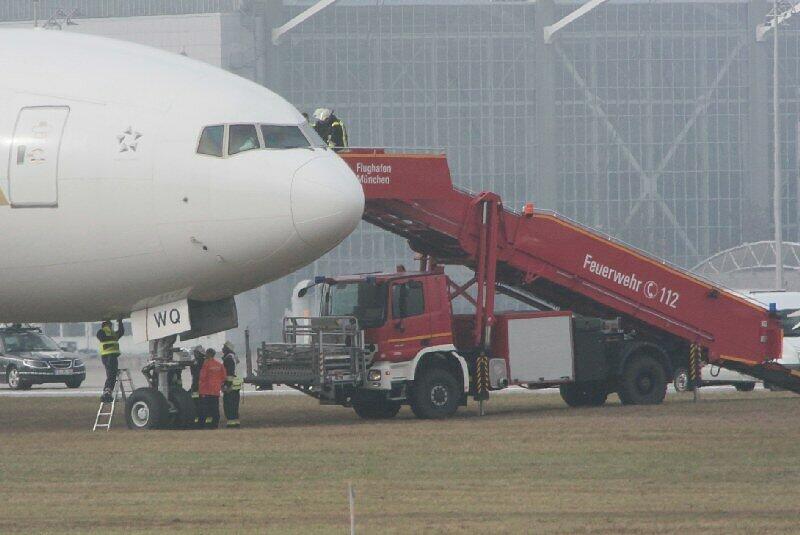 Die Boeing 777 der Singapore Airlines: Bei der Landung am Münchner Flughafen am Donnerstag begann das Flugzeug aus bisher unbekannten Gründen zu Rauchen. Es raste über die Landebahn, blieb in einem Rasenstück stecken und stoppte schließlich.