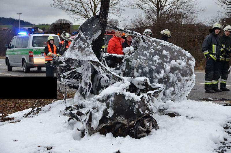 Horror-Unfall am Tag von Heiligabend: Ein Auto ist auf der B12 gegen einen Baum geschleudert. Der Insasse verbrannte im Wrack.