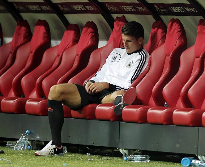 Die Enttäuschung ist Phillip Lahm ins Gesicht geschrieben, bei Thomas Müller fließen die Tränen, Mario Gomez ist entsetzt: Nach dem EM-Aus gegen Italien können's Jogis Jungs nicht fassen.
