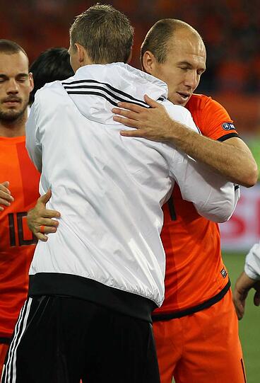 Mark van Bommel, Kapitän der Niederlande, sagte später: "Am Ende war es nicht genug. Wir hatten uns das anders vorgestellt." Für die Holländer war die Niederlage gegen Deutschland die Krönung einer verkorksten EURO. Dennoch: Nach dem Spiel hatten sich alle wieder lieb - zumindest die Bayern-Kollegen unter den 22 Spielern auf dem Platz, wie hier Bastian Schweinsteiger und Arjen Robben.