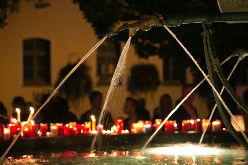 Stille Trauer und ein Zeichen gegen Gewalt: Die Bad Reichenhaller demonstrieren und zünden Kerzen an nach dem Mord in der WM-Nacht.