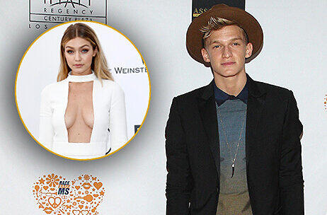Wenn Cody Simpson zu viele Drinks hatte, ruft er seine Ex-Freundin Gigi Hadid an und bittet sie, ihn zurückzunehmen.