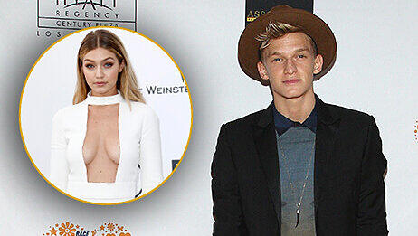 Wenn Cody Simpson zu viele Drinks hatte, ruft er seine Ex-Freundin Gigi Hadid an und bittet sie, ihn zurückzunehmen. Wenn Cody Simpson zu viele Drinks hatte, ruft er seine Ex-Freundin Gigi Hadid an und bittet sie, ihn zurückzunehmen.