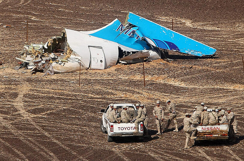 Von einer Bombe zerrissen? Ein Wrackteil des abgestürzten russischen Airbus A321 in der Sinai-Wüste.