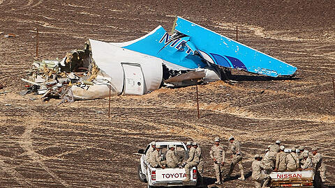 Von einer Bombe zerrissen? Ein Wrackteil des abgestürzten russischen Airbus A321 in der Sinai-Wüste.