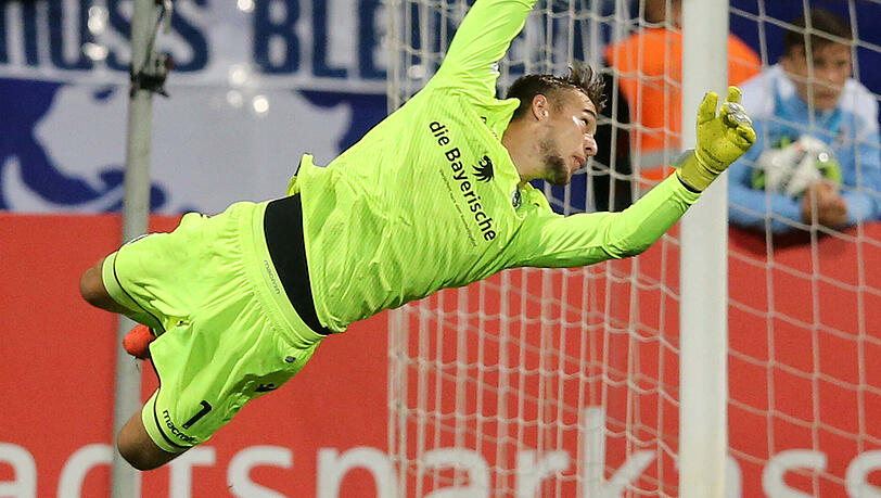Torwart Marco Hiller: Der Keeper wirkte zuletzt gegen den FC Bayern fahriger als davor. Auf der Linie ist Hiller stark. Aber: Nach wie vor hat der 20-Jährige Probleme, wenn er ins Spiel eingebunden wird. Coolness ist gefragt, damit auch seine Vorderleute wieder sicherer werden. Torwart Marco Hiller: Der Keeper wirkte zuletzt gegen den FC Bayern fahriger als davor. Auf der Linie ist Hiller stark. Aber: Nach wie vor hat der 20-Jährige Probleme, wenn er ins Spiel eingebunden wird. Coolness ist gefragt, damit auch seine Vorderleute wieder sicherer werden.