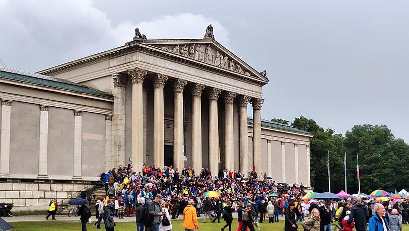 Auf dem Königsplatz findet die Abschlusskundgebung statt. Auf dem Königsplatz findet die Abschlusskundgebung statt.