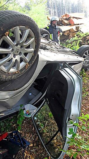 Bilder vom Unfall in Bruck, bei dem sich das Auto überschlug und der Fahrer starb.