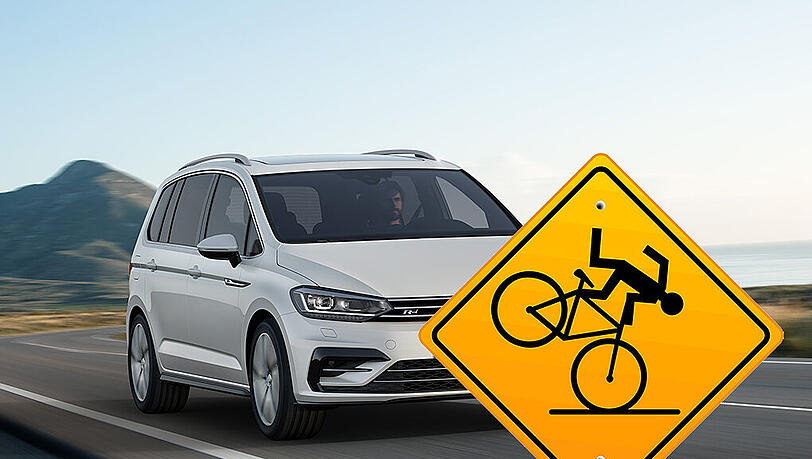 Der VW Touran ist ein Familienauto und die Fahrer sind eigentlich weniger dafür bekannt, dass sie zu Duellen mit Radlern auf offener Straße neigen. Der VW Touran ist ein Familienauto und die Fahrer sind eigentlich weniger dafür bekannt, dass sie zu Duellen mit Radlern auf offener Straße neigen.