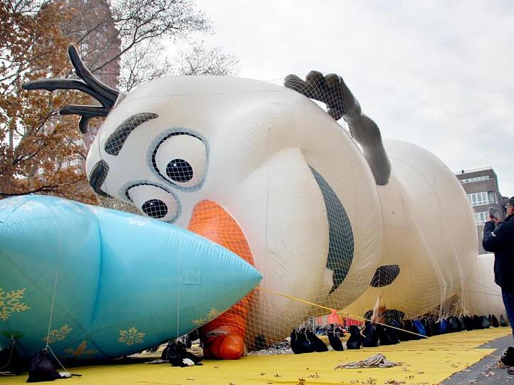 Der Schneemann Olaf braucht noch ein bisschen Helium.