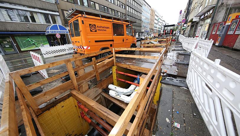 Eine riesige Baustelle mitten in der Schwanthalerstraße verschärft den Platzmangel für Fußgänger, Radler und Autofahrer. Eine riesige Baustelle mitten in der Schwanthalerstraße verschärft den Platzmangel für Fußgänger, Radler und Autofahrer.