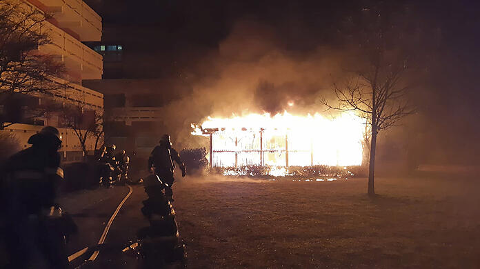 Das brennende Müllhäuschen in Pasing.