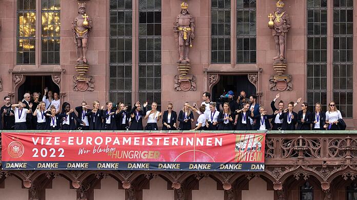 Die deutschen Fußballerinnen werden nach ihrer Landung von den Fans am Frankfurter Römer gefeiert, zuvor haben sich die DFB-Frauen ins Goldene Buch der Stadt eingetragen.