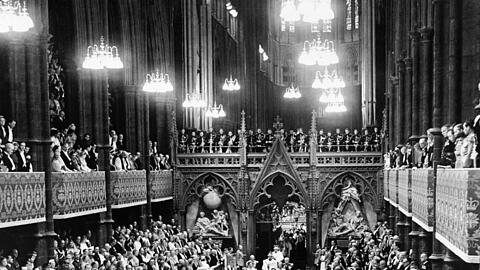 Einzug in Westminster Abbey, ganz vorn die Queen.