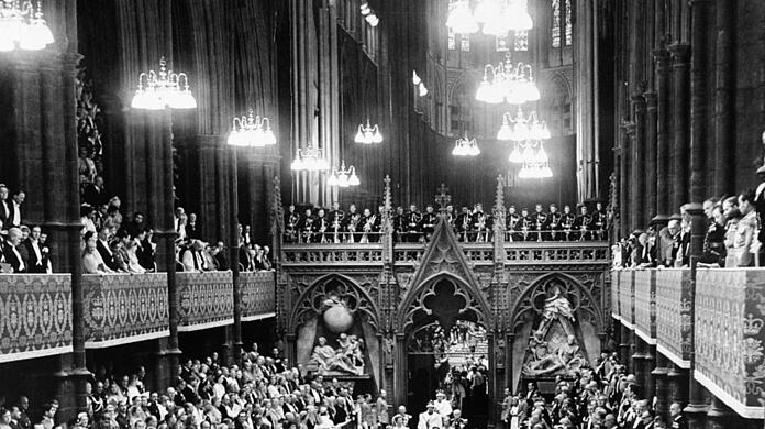 Einzug in Westminster Abbey, ganz vorn die Queen.